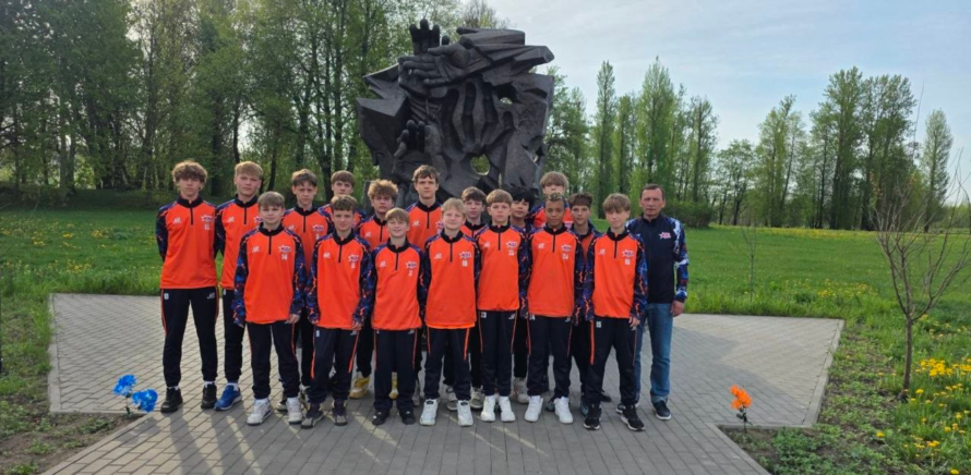 Память в сердце: Футболисты РЦОП «Стайки» U-14 посетили «Древо жизни»! изображение 5