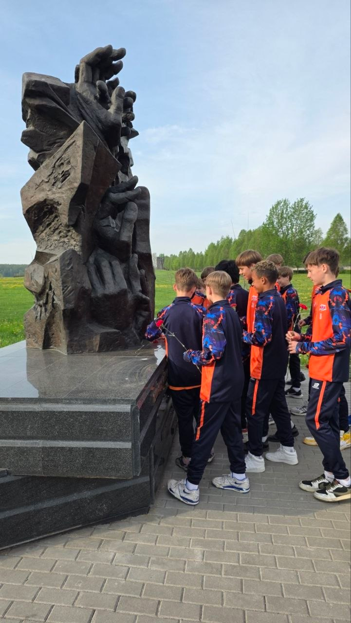 Память в сердце: Футболисты РЦОП «Стайки» U-14 посетили «Древо жизни»! изображение 2 Память в сердце: Футболисты РЦОП «Стайки» U-14 посетили «Древо жизни»! изображение 1