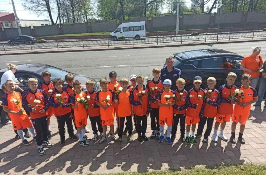 Воспитанники команд U-13 и U-11 РЦОП «Стайки» посетили мемориал "Памяти" на Петровщине изображение 2 Воспитанники команд U-13 и U-11 РЦОП «Стайки» посетили мемориал "Памяти" на Петровщине изображение 1