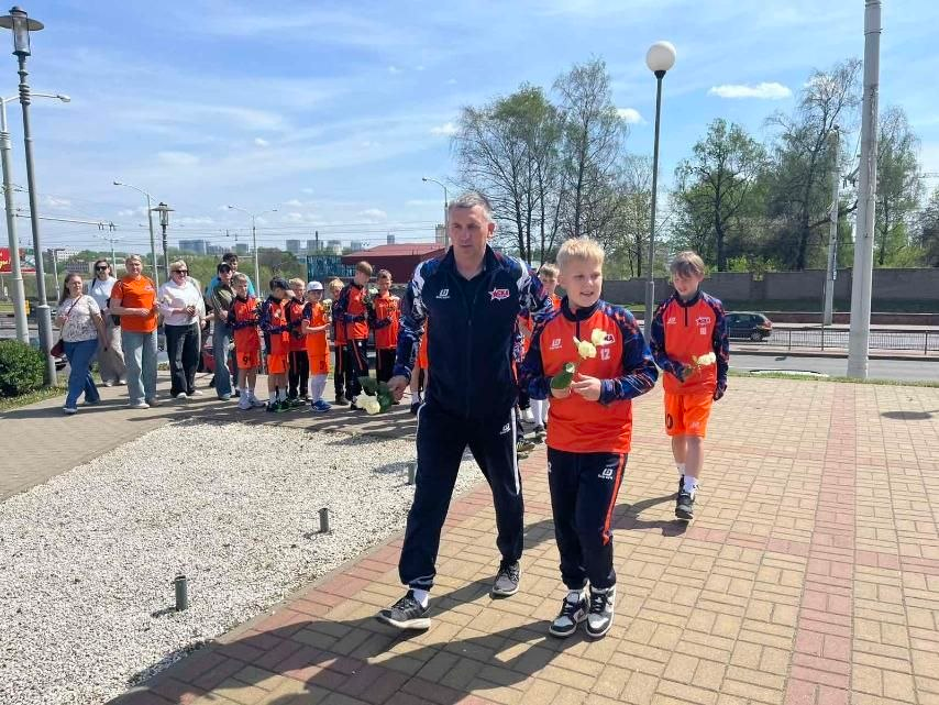 Воспитанники команд U-13 и U-11 РЦОП «Стайки» посетили мемориал "Памяти" на Петровщине изображение 4 Воспитанники команд U-13 и U-11 РЦОП «Стайки» посетили мемориал "Памяти" на Петровщине изображение 3