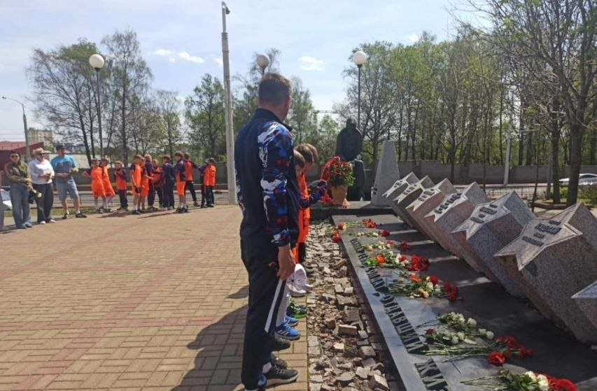 Воспитанники команд U-13 и U-11 РЦОП «Стайки» посетили мемориал "Памяти" на Петровщине изображение 6 Воспитанники команд U-13 и U-11 РЦОП «Стайки» посетили мемориал "Памяти" на Петровщине изображение 5